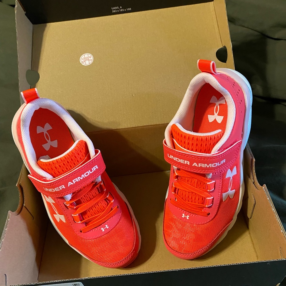 Brand new pair of girl’s New Balance.